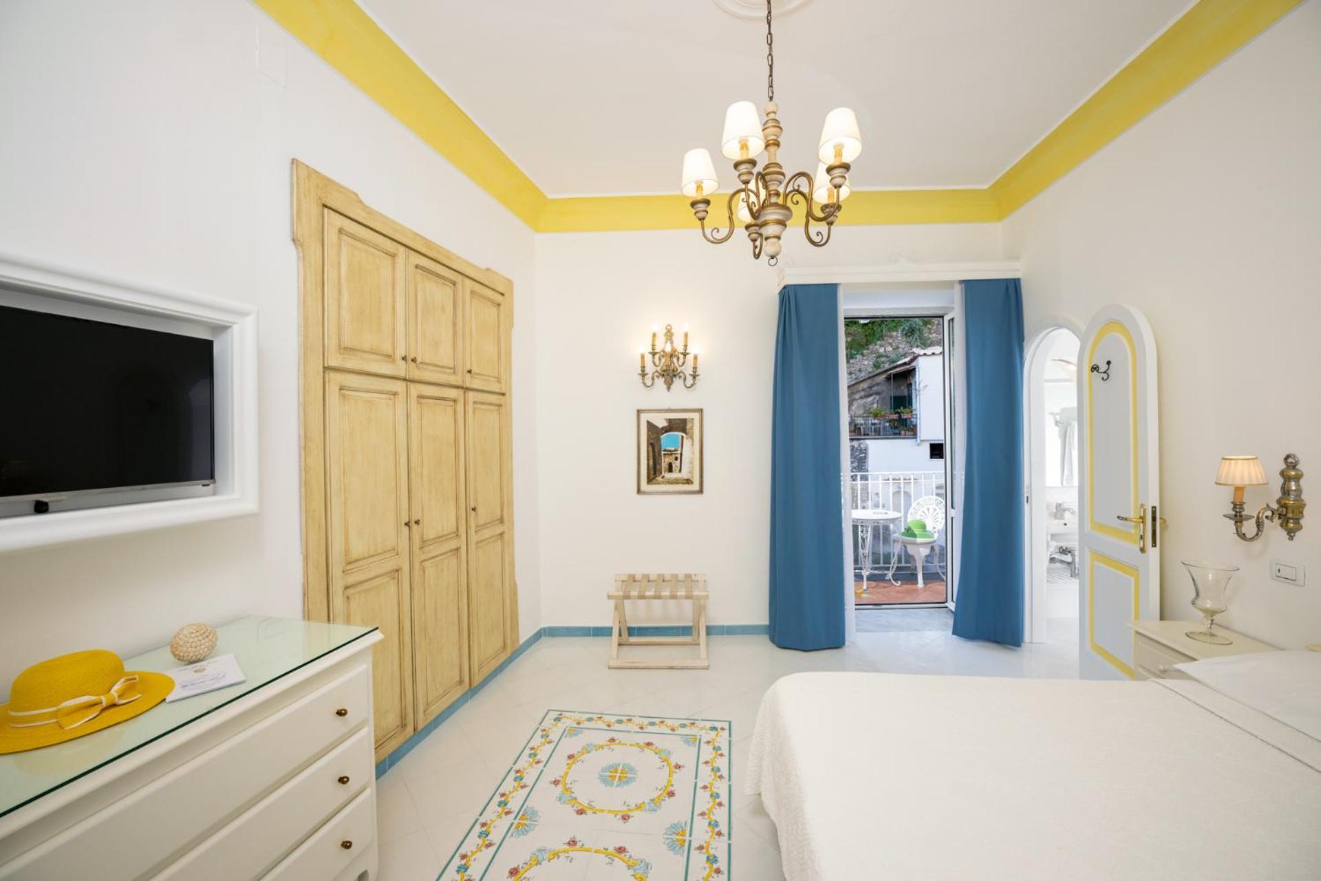 Flavio Gioia Aparthotel 3*